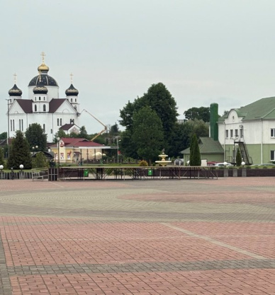 Праздник к нам приходит! На центральной площади города начали устанавливать главную сцену
