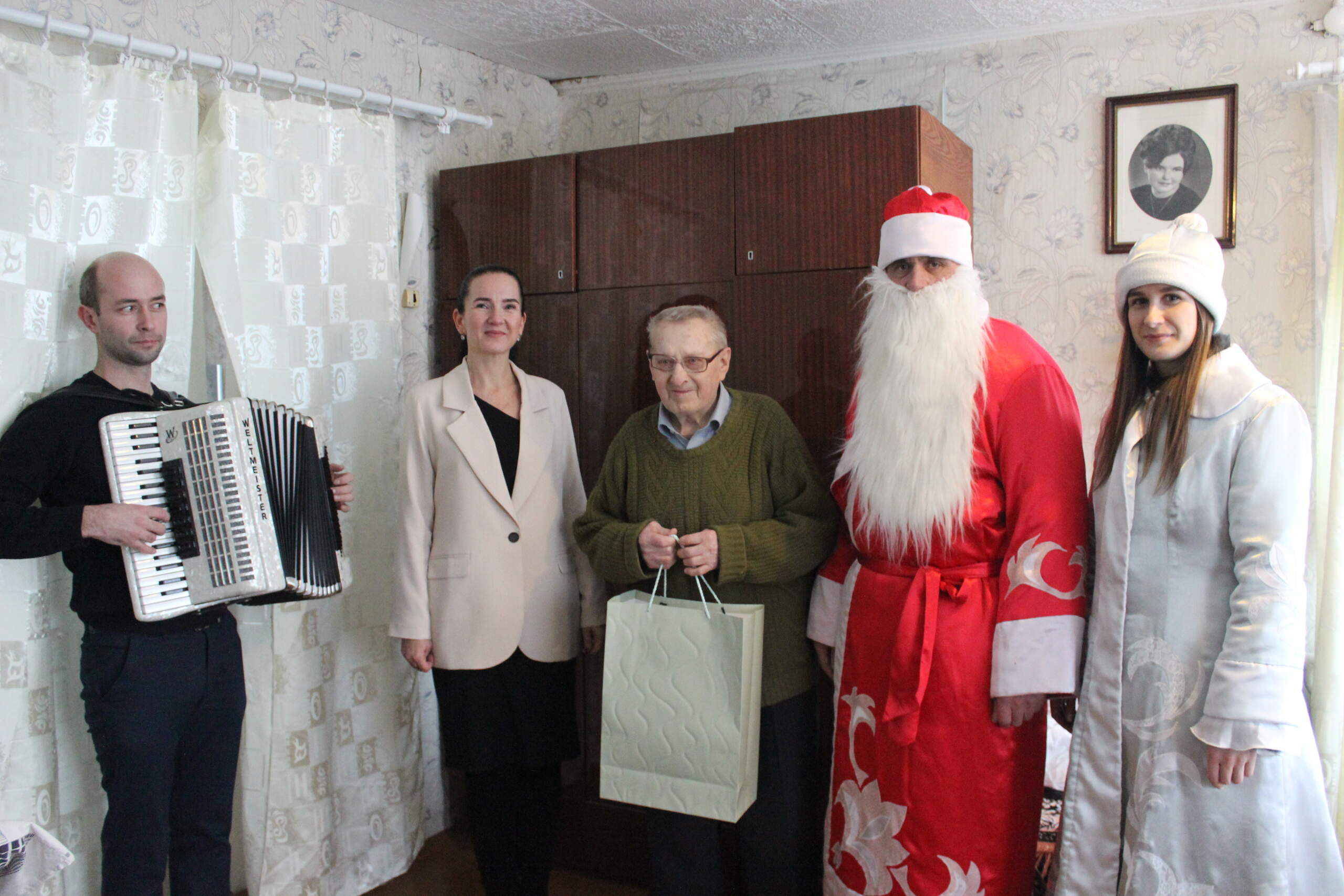 Поздравили юбиляров и вручили им подарки Поздравили юбиляров и вручили им подарки