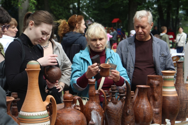 В парке и на центральных улицах города развернулась выставка-продажа изделий мастеров народного творчества 