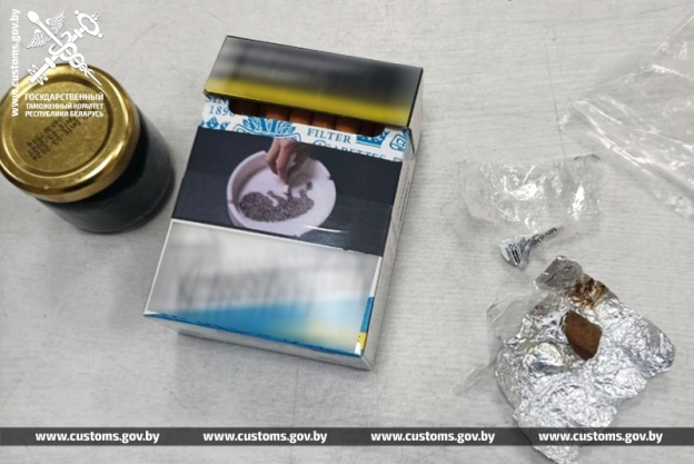 Гродненской региональной таможней за сутки возбуждено два уголовных дела по ч.1 ст. 328-1 УК Республики Беларусь за попытки ввоза в страну наркотиков