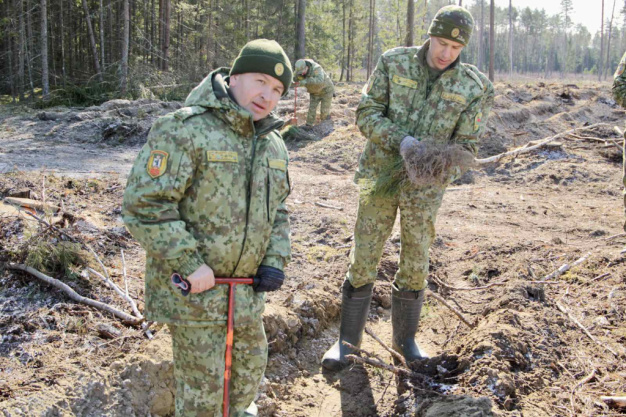Военнослужащие Сморгонской пограничной группы присоединились к республиканской акции «Дай лесу новае жыцце»