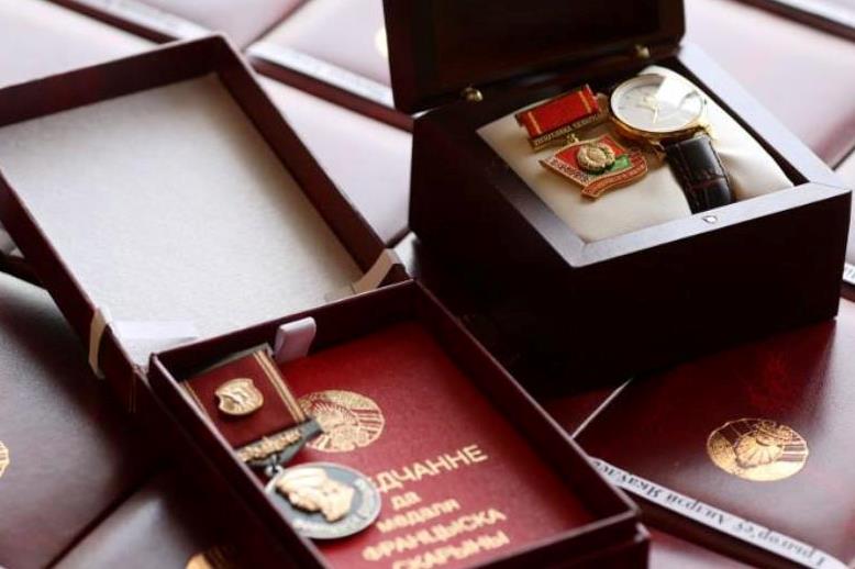 Роман Головченко вручает государственные награды представителям различных сфер