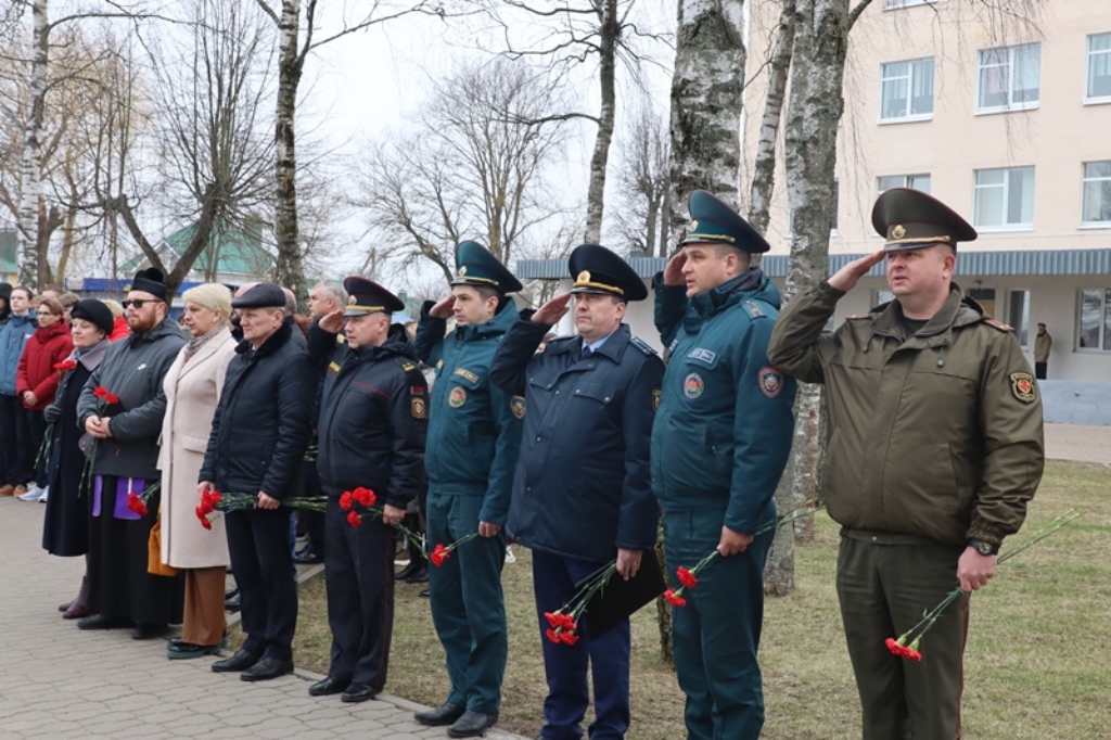 “Вогненны след маёй Памяці”. У Смаргоні прайшоў мітынг-рэквіем, прысвечаны 81-ай гадавіне Хатынскай трагедыі і генацыду беларускага народа