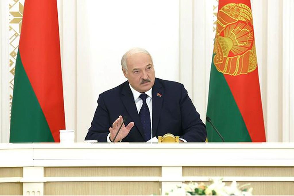 Большая семерка, правила извоза, дело молочников, спасение из Газы, военный арсенал и Беларусь в алмазах. Итоги недели Президента Большая семерка, правила извоза, дело молочников, спасение из Газы, военный арсенал и Беларусь в алмазах. Итоги недели Президента