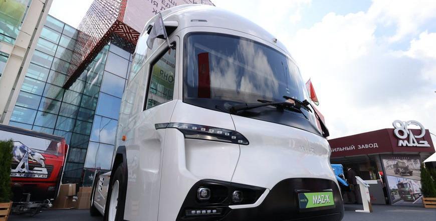 Самосвалы и автолавки. Какую технику представил МАЗ на "Белагро"