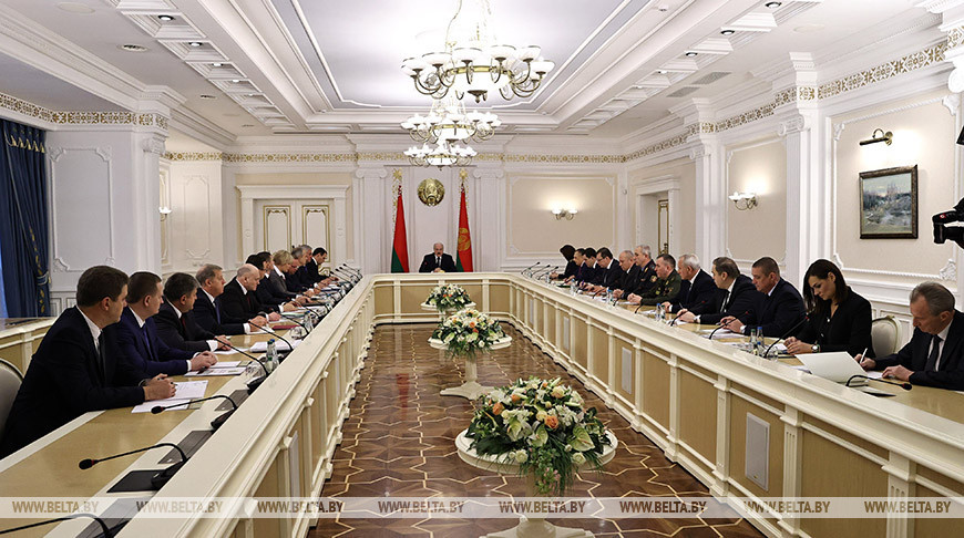 Александр Лукашенко проводит совещание по актуальным вопросам