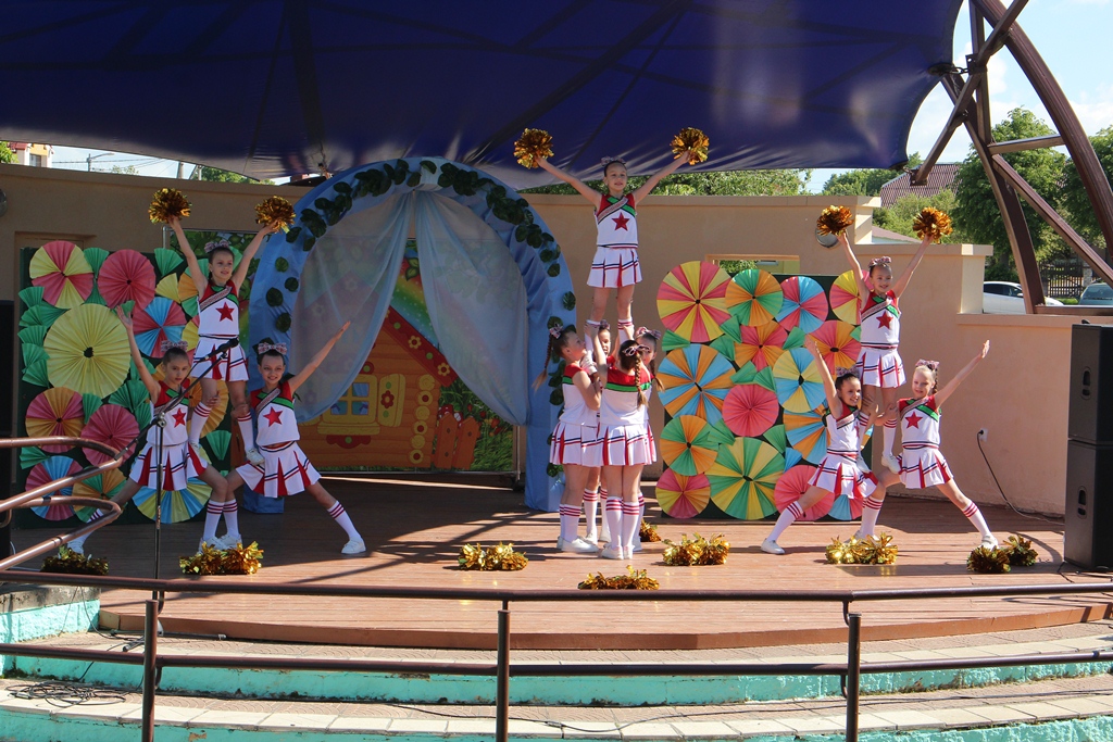 Районный праздник "Детство - яркая планета" проходит в городском парке