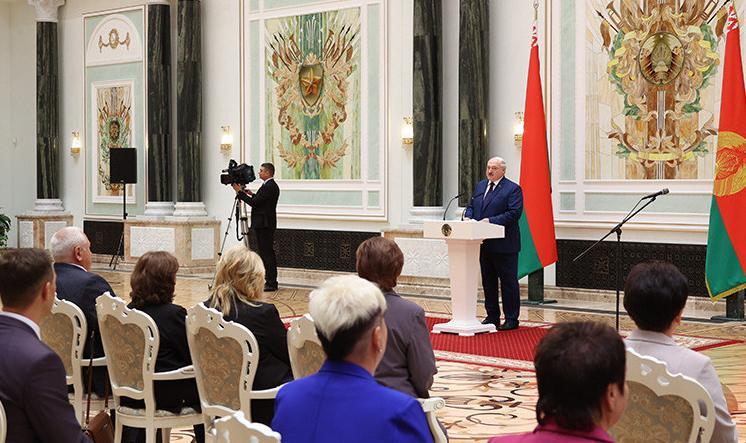 Александр Лукашенко вручил госнаграды сотрудникам организаций системы Управления делами Президента Александр Лукашенко вручил госнаграды сотрудникам организаций системы Управления делами Президента