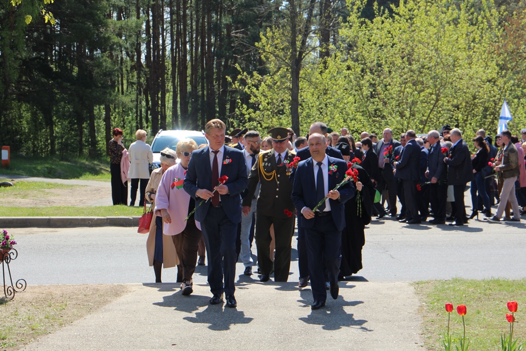 К мемориальному комплексу «Переправа» возложили цветы