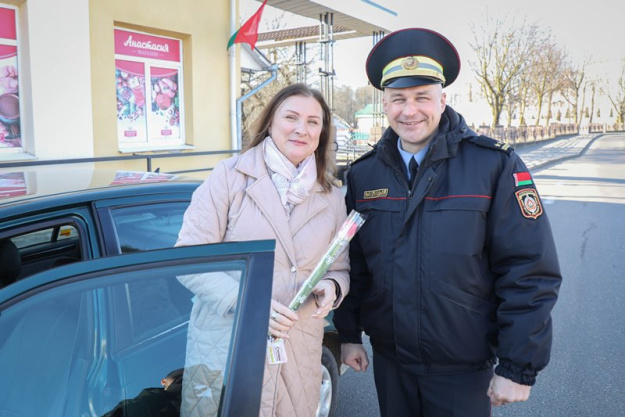 Вместо штрафов – цветы: как ГАИ Сморгони удивила женщин накануне 8 Марта