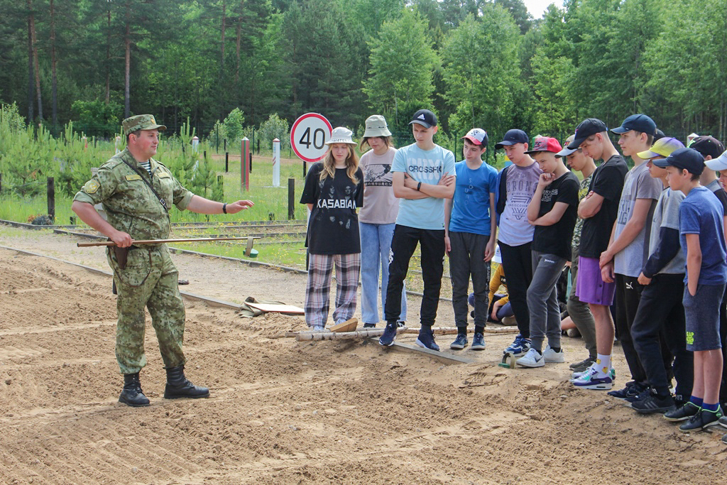 Как проводят время ребята в военно-патриотическом лагере «Рубеж»