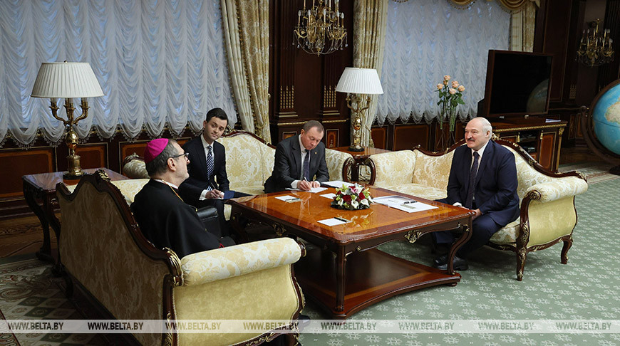 Александр Лукашенко встретился со спецпредставителем Папы Римского