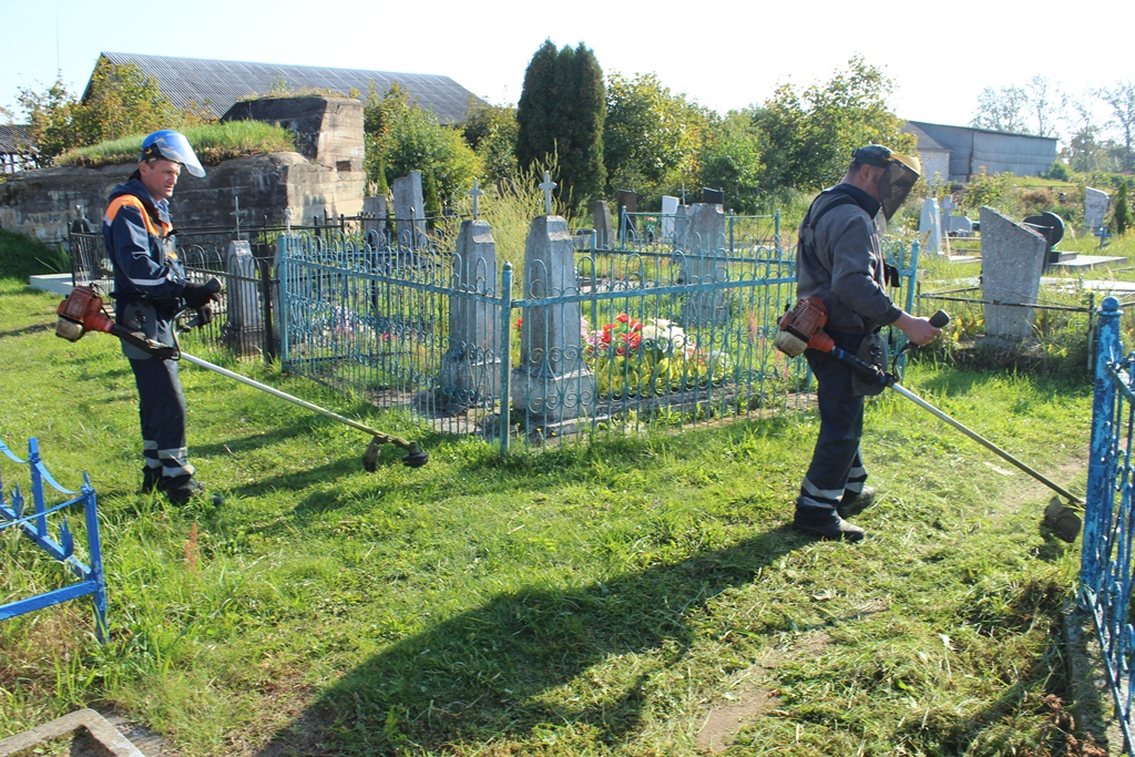 Работники Сморгонского РУП «ЖКХ» на субботнике наводили порядок на кладбище