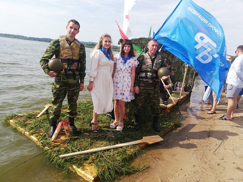 Сморгонская команда приняла участие в заплыве «На чём попало» на Зельвенском водохранилище