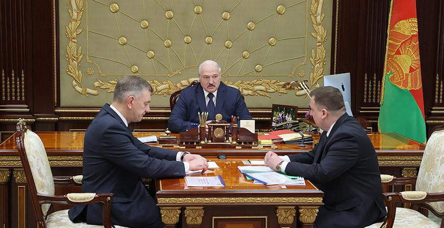 О значении ВПК и санкционных угрозах - Александру Лукашенко доложили о работе военно-промышленного комплекса