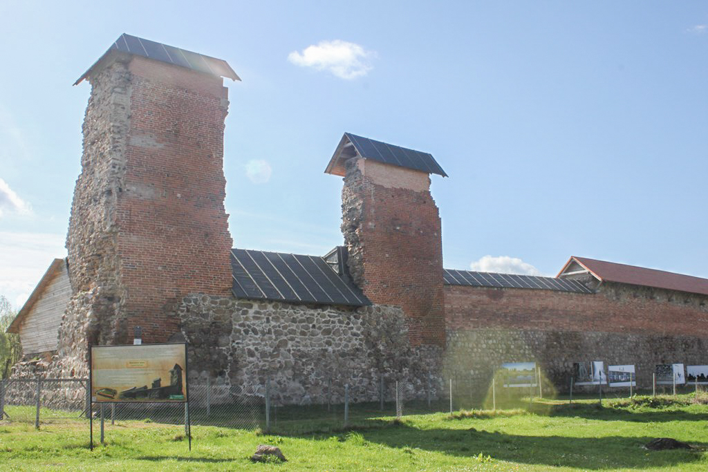 Реставрация, экскурсии и павильон у стен Кревского замка