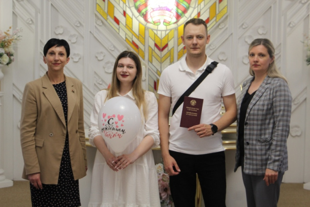 Родители получили первый документ малыша, рожденного в День Независимости