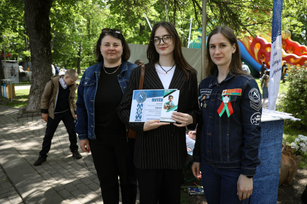 Первый секретарь райкома БРСМ Екатерина Сороко вручила студотрядам путёвки в новый трудовой семестр