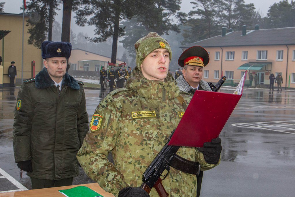 В учебном центре Института пограничной службы новобранцы приняли военную присягу