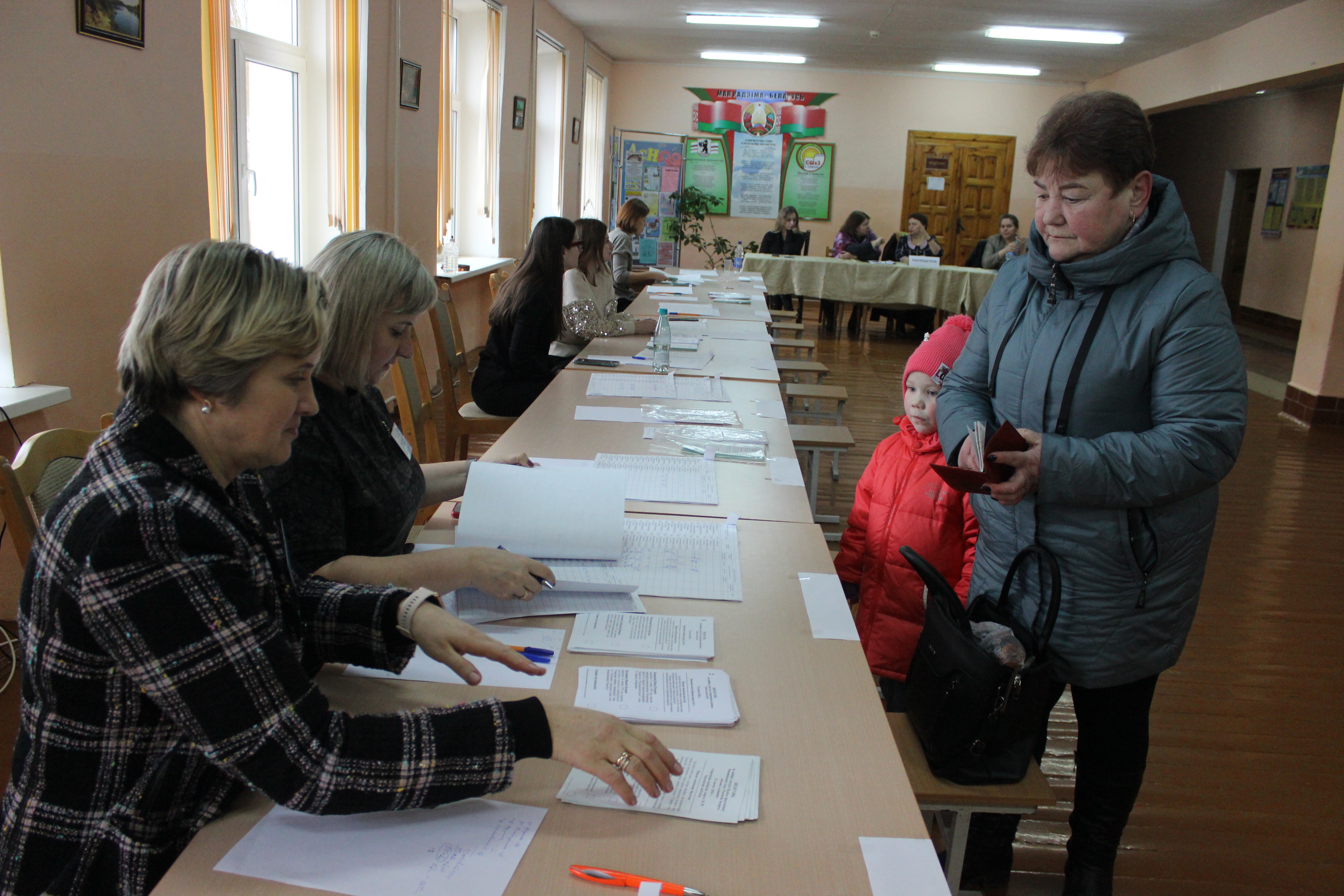 Активность избирателей не спадает