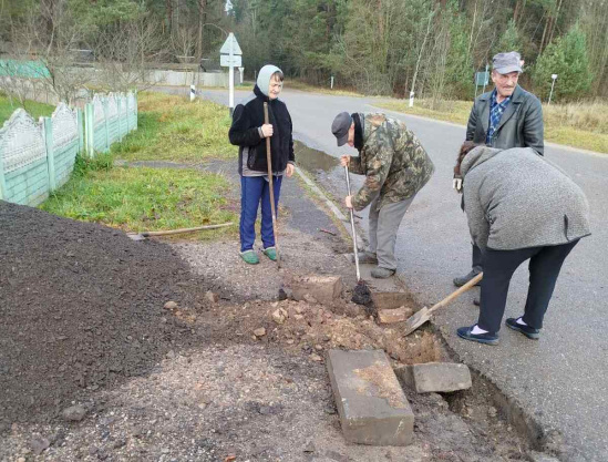 Ремонт провели «талакой». В Белковщине отремонтировали подъездные пути Ремонт провели «талакой». В Белковщине отремонтировали подъездные пути