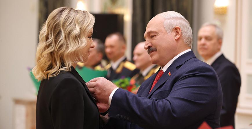 Александр Лукашенко вручил госнаграды самым успешным женщинам и генеральские погоны самым мужественным воинам