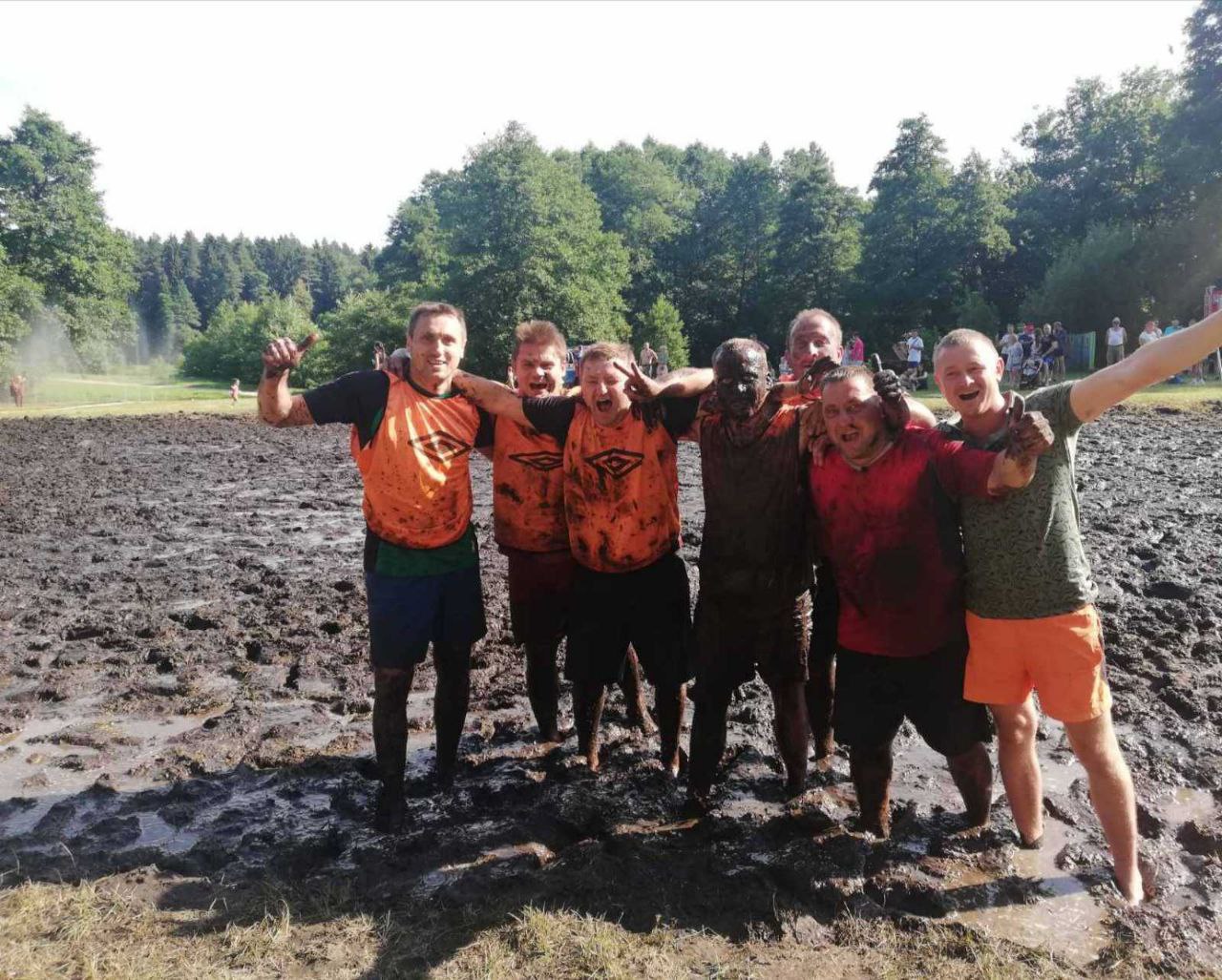 В чемпионате по болотному футболу победу одержала мужская команда из Сморгони