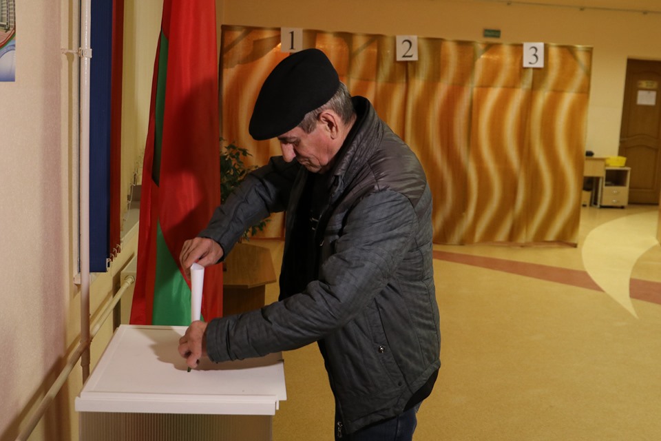 Как в Сморгони открывался избирательный участок в основной день голосования
