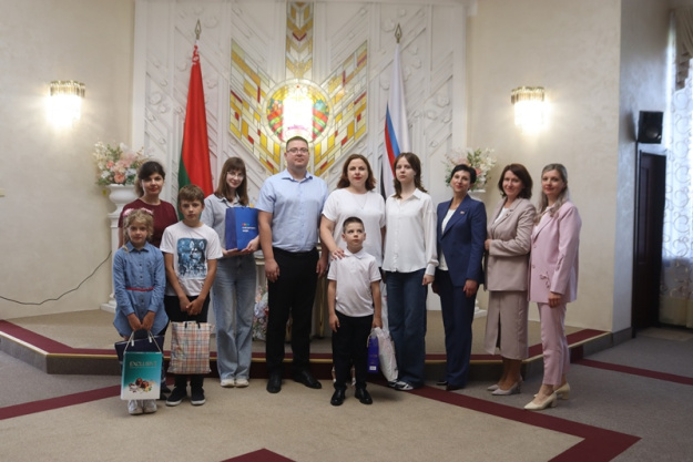 В загсе поддержали акцию «Соберём детей в школу», объединив свадьбы и благотворительность 