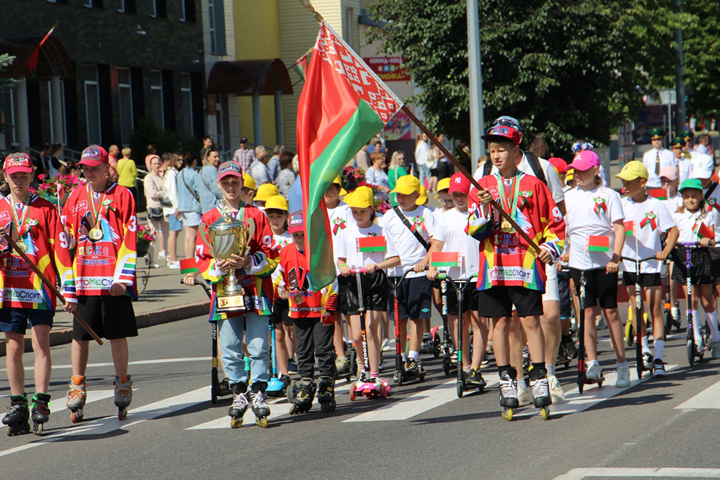 Празднование Дня Независимости Республики Беларусь началось с торжественного шествия по главной улице города.