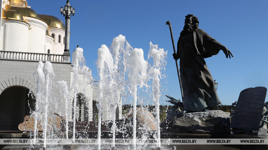 Церемония закладки капсул с землей из мест воинской славы проходит у храма-памятника в честь Всех Святых в Минске