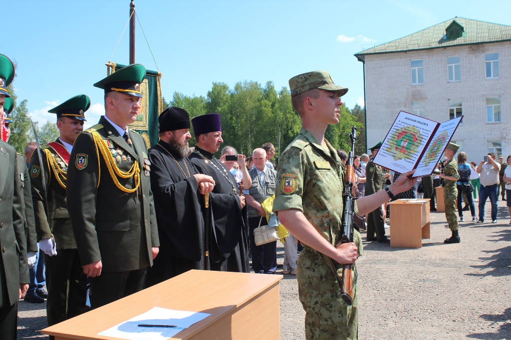 Новобранцы приняли военную присягу