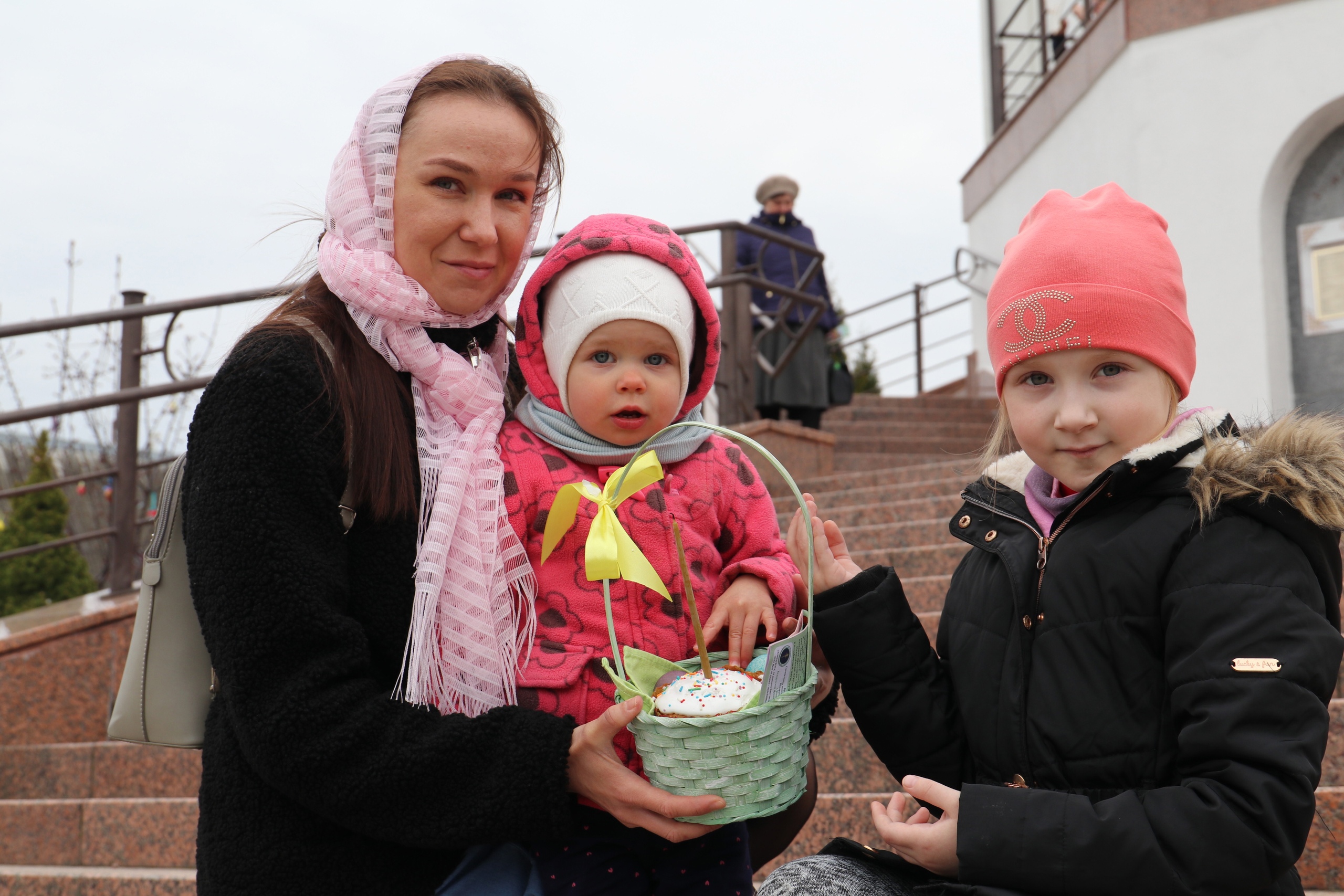 Православные освящают яйца и куличи