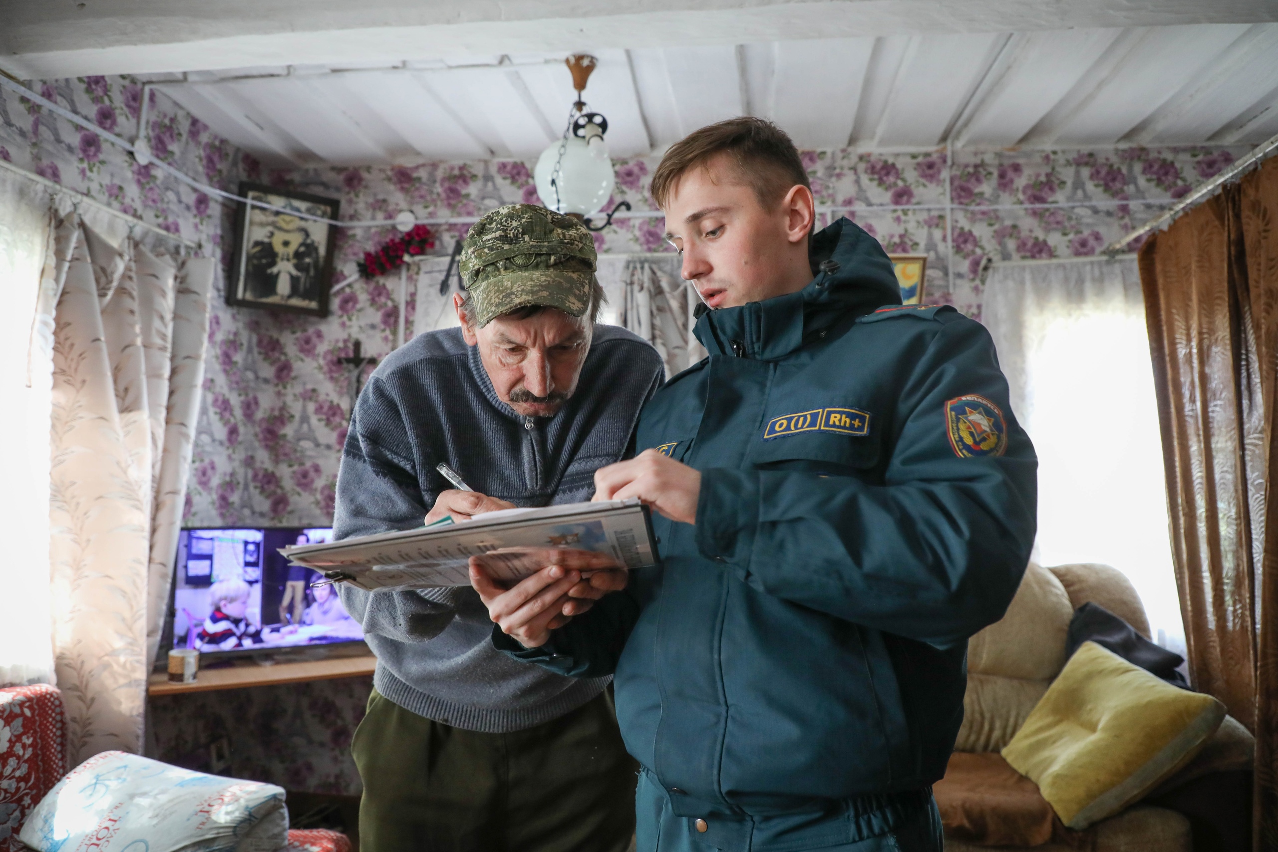 В деревнях Вишневского сельсовета милиция и сотрудники райотдела МЧС проверили многодетные семьи и семьи, находящиеся в социально опасном положении