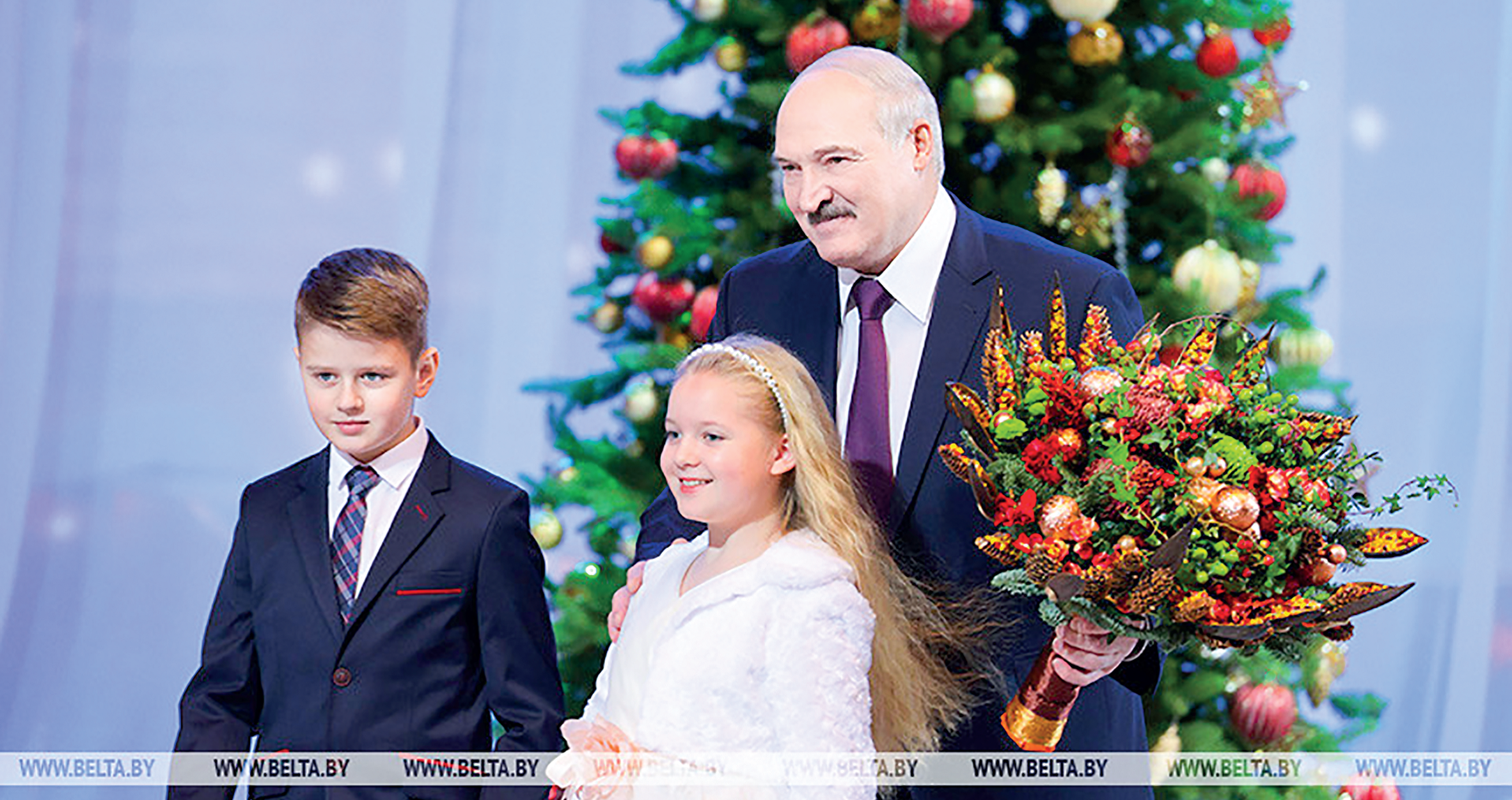 Президент принял участие в новогоднем празднике для детей 