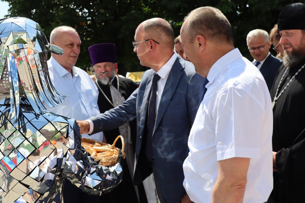 Гости праздника во главе с председателем райисполкома Геннадием Хоружиком знакомятся с выставочными павильонами, представленными на празднике города