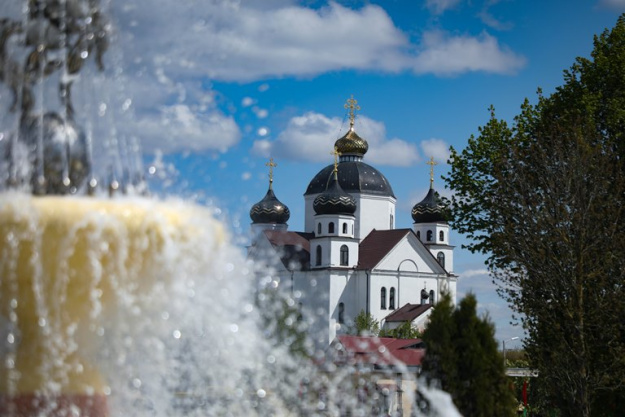 ФОТОФАКТ: В День Победы в Сморгони включили городской фонтан