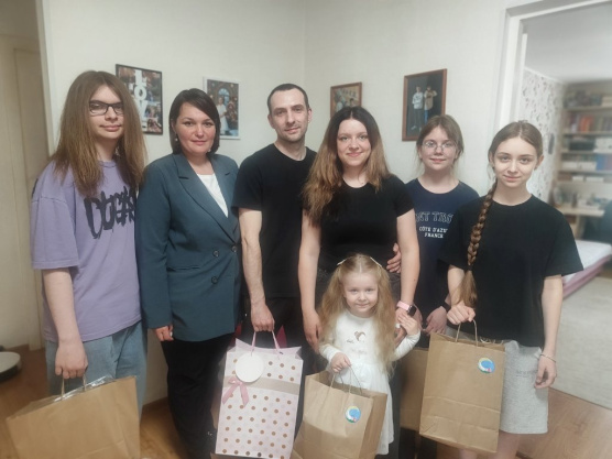 Семья – главный капитал: профсоюзные лидеры поздравили многодетную маму с Международным днём семьи 