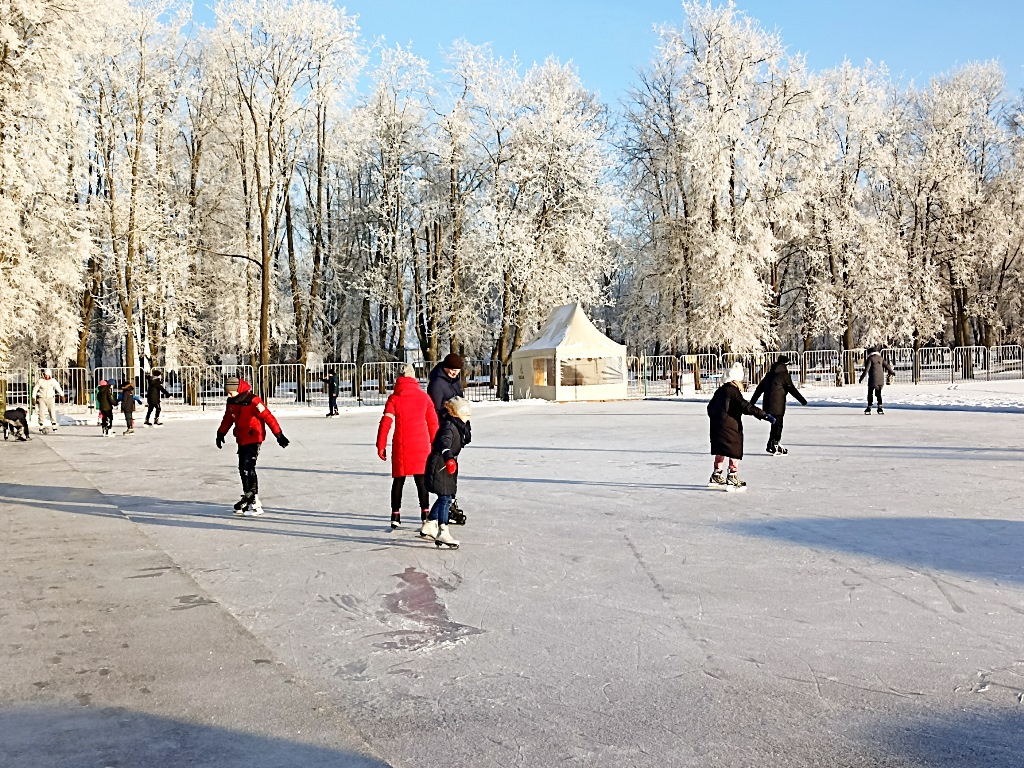 Городской каток  принимает посетителей