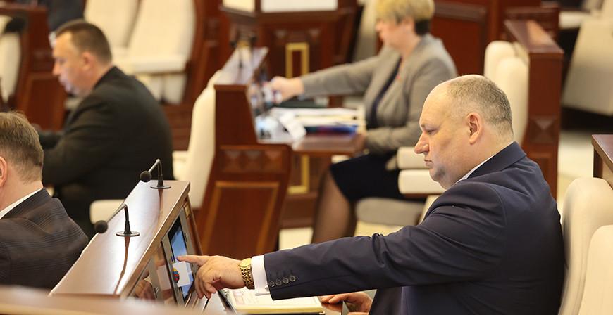 Депутаты приняли в первом чтении поправки в законы по вопросам противодействия экстремизму