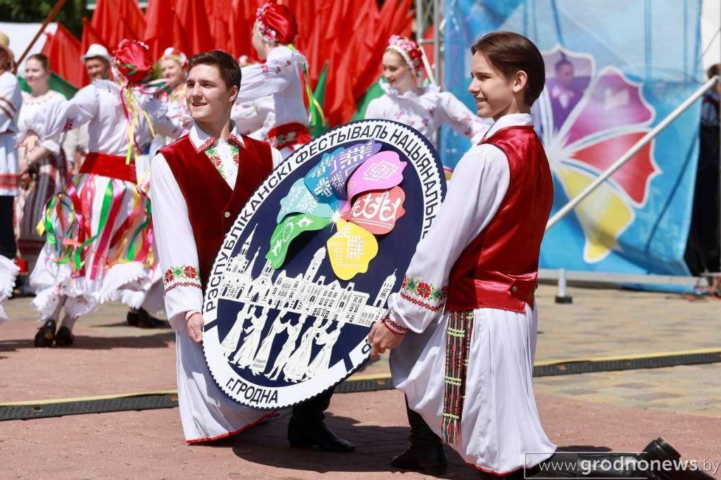 Продолжаем фестивалить! Старт второму дню фестиваля национальных культур дали на площади Ленина