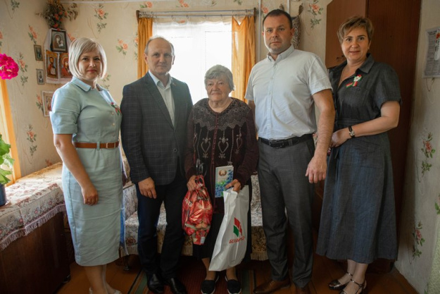Малолетнюю свидетельницу войны Валентину Борисенко из Девятней поздравили с наступающим Днём Независимости Беларуси