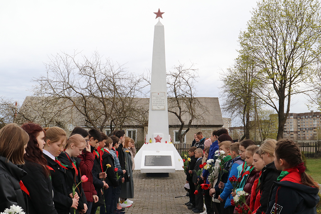 «День Победы – то, что объединяет нас и делает непобедимым перед лицом любых испытаний». Митинг-реквием прошёл в деревне Корени