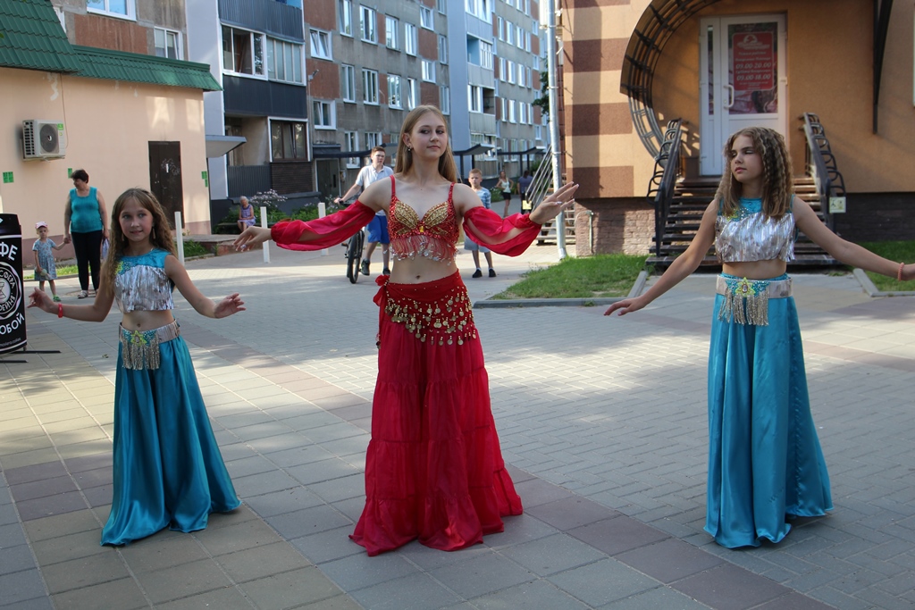 На арт-бульваре – восточные танцы