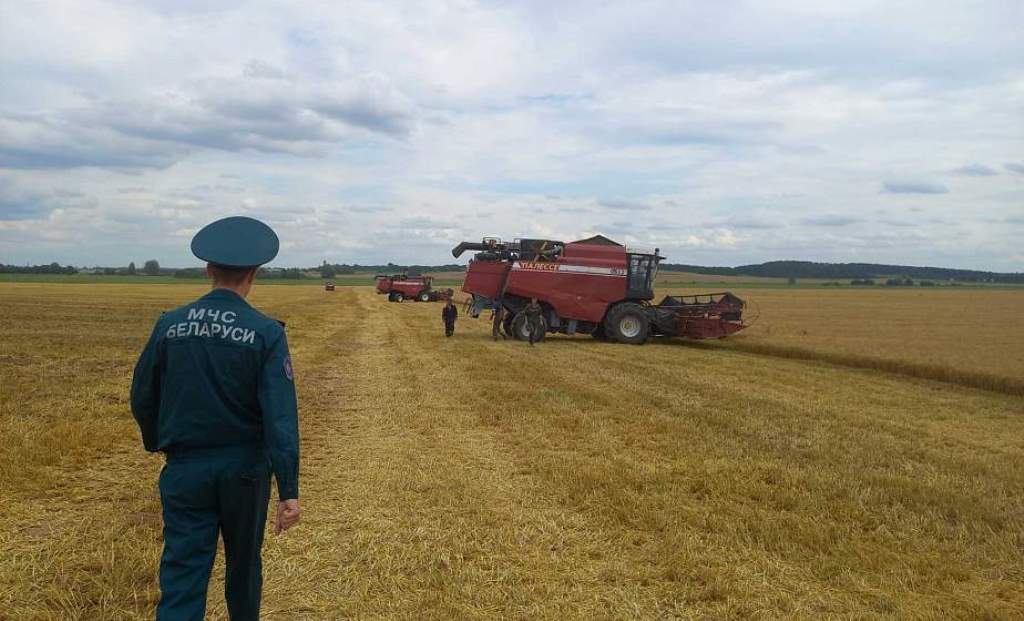 За период нынешней жатвы уже несколько возгораний на полях. Спасатели Гродненщины несут боевое дежурство на уборочной