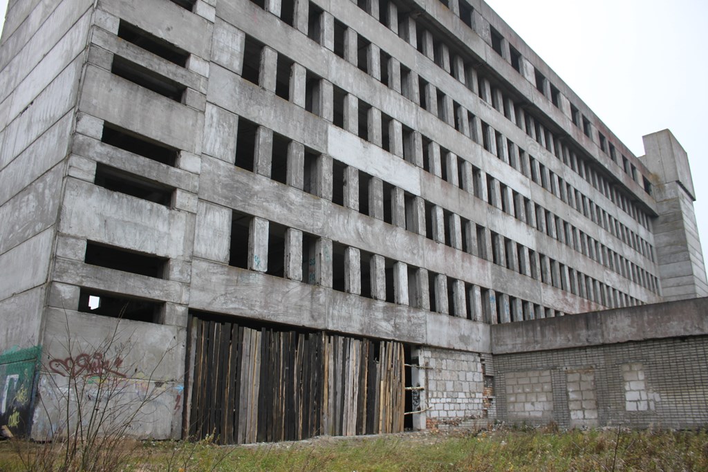 Недостроенное здание в микрорайоне Корени представляет опасность для детей