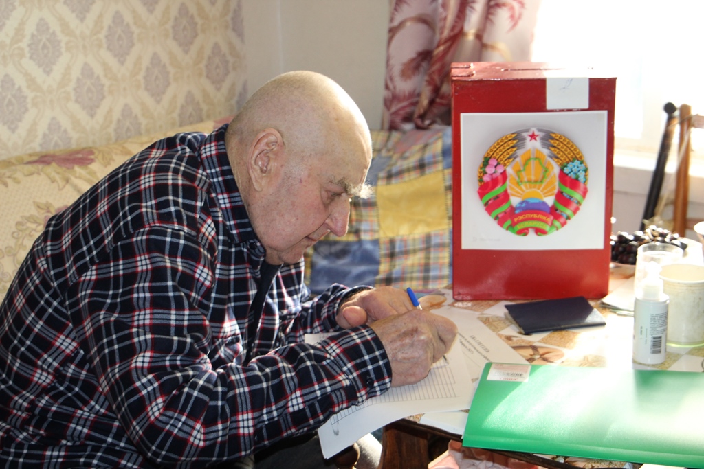 Самое главное – мирное небо над головой и родные рядом: Ветеран Великой Отечественной войны принял участие в референдуме