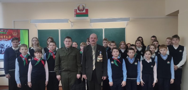 Юрий Пилецкий с учащимися Вишневской школы.jpg