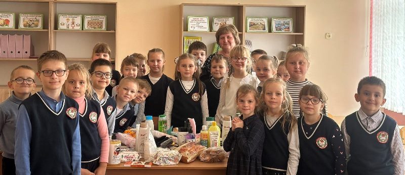 Учащиеся 2 В класса собирают подарки для пожилых людей.jpg