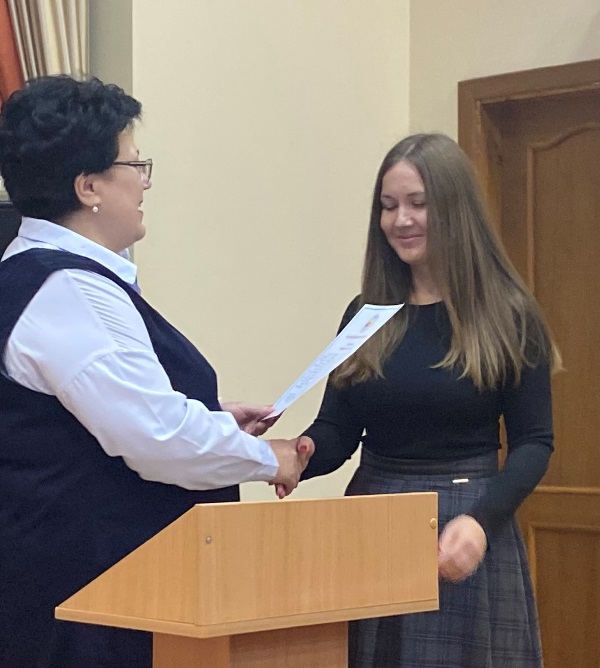 Благодарственное письмо вручается заместителю директора по воспитательнои работе СШ 7 Ольге Рогач..jpg Благодарственное письмо вручается заместителю директора по воспитательнои работе СШ 7 Ольге Рогач..jpg